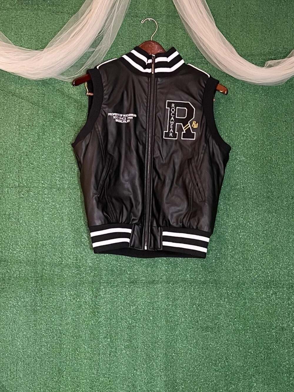 Rocawear World Class Varsity Vest Black Size L